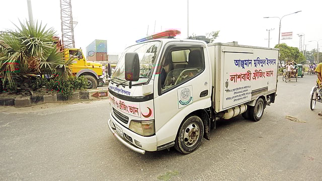 মৃতদেহ বহনে রয়েছে আঞ্জুমানের বিশেষ ব্যবস্থা। ছবি: সুমন ইউসুফ