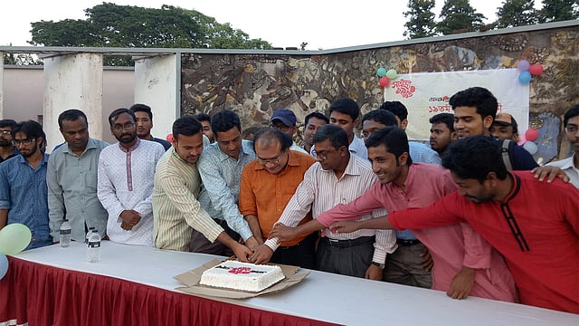 প্রথম আলোর ১৯তম প্রতিষ্ঠাবার্ষিকী উপলক্ষে রাজশাহী বিশ্ববিদ্যালয়ে আয়োজিত পাঠক মেলায় কেক কাটছেন অতিথিরা। ৫ নভেম্বর, শহীদ মিনার মুক্তমঞ্চ, রাজশাহী বিশ্ববিদ্যালয়। ছবি: শহীদুল ইসলাম