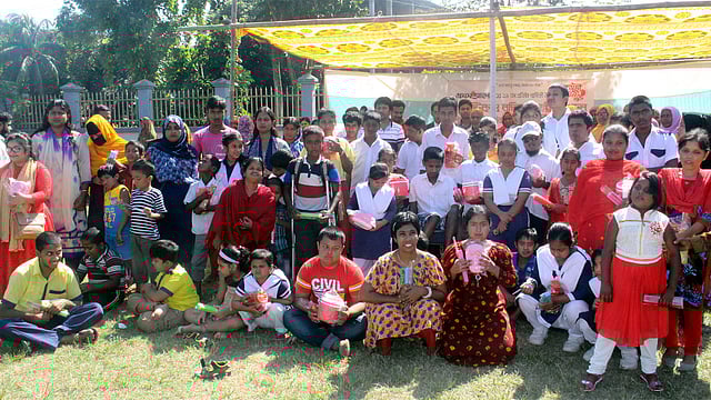 বিজয়ীর পুরস্কার ও শিক্ষা উপকরণ নিয়ে প্রতিযোগিতায় অংশ নেওয়া বুদ্ধিপ্রতিবন্ধী শিশুরা। ছবি: আবদুল মোমিন