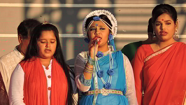 মেহেরপুর শহরের শহীদ শামসুজ্জোহা পার্কের মুক্তমঞ্চে আয়োজিত পাঠক মেলায় সংগীত পরিবেশন করছেন বন্ধুসভার সদস্যরা। ছবি: আবু সাঈদ