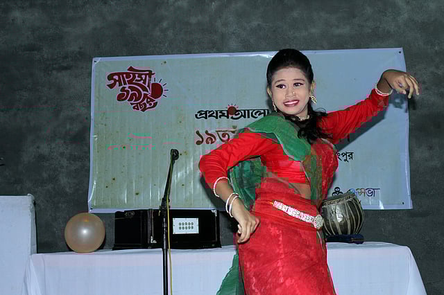 রংপুর পাবলিক লাইব্রেরি মিলনায়তনে প্রথম আলোর ১৯তম প্রতিষ্ঠাবার্ষিকী উপলক্ষে আয়োজিত পাঠক মেলায় নৃত্য পরিবেশন করছেন বন্ধুসভার এক সদস্য। ছবি: মঈনুল ইসলাম