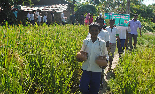 পাখির জন্য নিরাপদ আবাসনের উদ্দেশ্যে গাছে বাঁধতে মাটির হাঁড়ি নিয়ে যাওয়া হচ্ছে। ছবি: প্রথম আলো