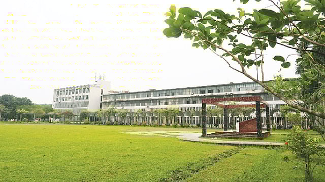 ময়মনসিংহে ব্রহ্মপুত্রের তীরে গড়ে ওঠা বাংলাদেশ কৃষি িবশ্ববিদ্যালয়ের মূল প্রশাসনিক ভবন। ছবি: প্রথম আলো