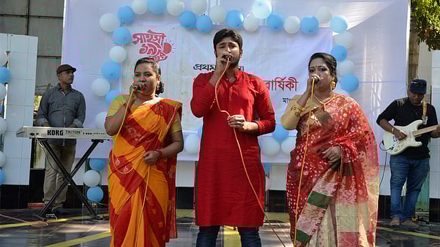 মাগুরায় আয়োজিত পাঠক মেলায় সংগীত পরিবেশন করছেন বন্ধুসভার সদস্যরা। ছবি: কবির হোসেন