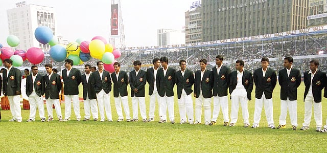 ২০০০ সালের ১০ নভেম্বর ঢাকার বঙ্গবন্ধু স্টেডিয়ামে বাংলাদেশের অভিষেক টেস্ট দল। ছবি: শামসুল হক