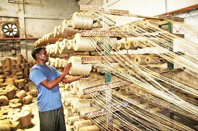 পাট থেকে কেবল দড়ি বা চটের বস্তাই নয়, তৈরি হচ্ছে পোশাকসহ নানা রকম পণ্য। ছবি: প্রথম আলো