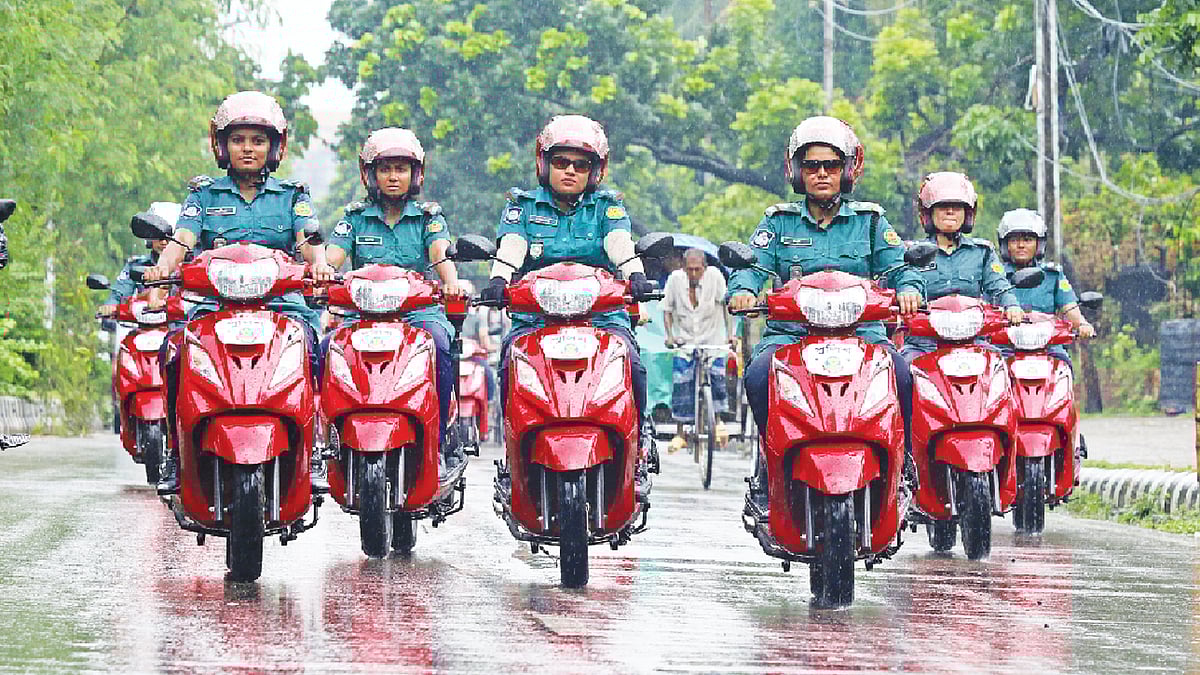 ট্রাফিক বিভাগে মোটরসাইকেল আরোহী নারী পুলিশ সদস্যরা। ছবি: সাবিনা ইয়াসমিন