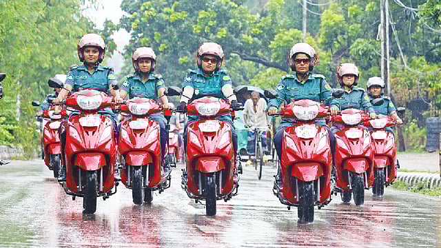 ট্রাফিক বিভাগে মোটরসাইকেল আরোহী নারী পুলিশ সদস্যরা। ছবি: সাবিনা ইয়াসমিন