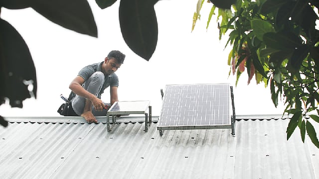 ২০০২ সালে সৌরিবদ্যুৎ প্যানেল প্রকল্প চালুর পর প্রত্যন্ত এলাকার ঘরে ঘরে তা দ্রুত ছড়িয়ে পড়ে। ছবি: প্রথম আলো