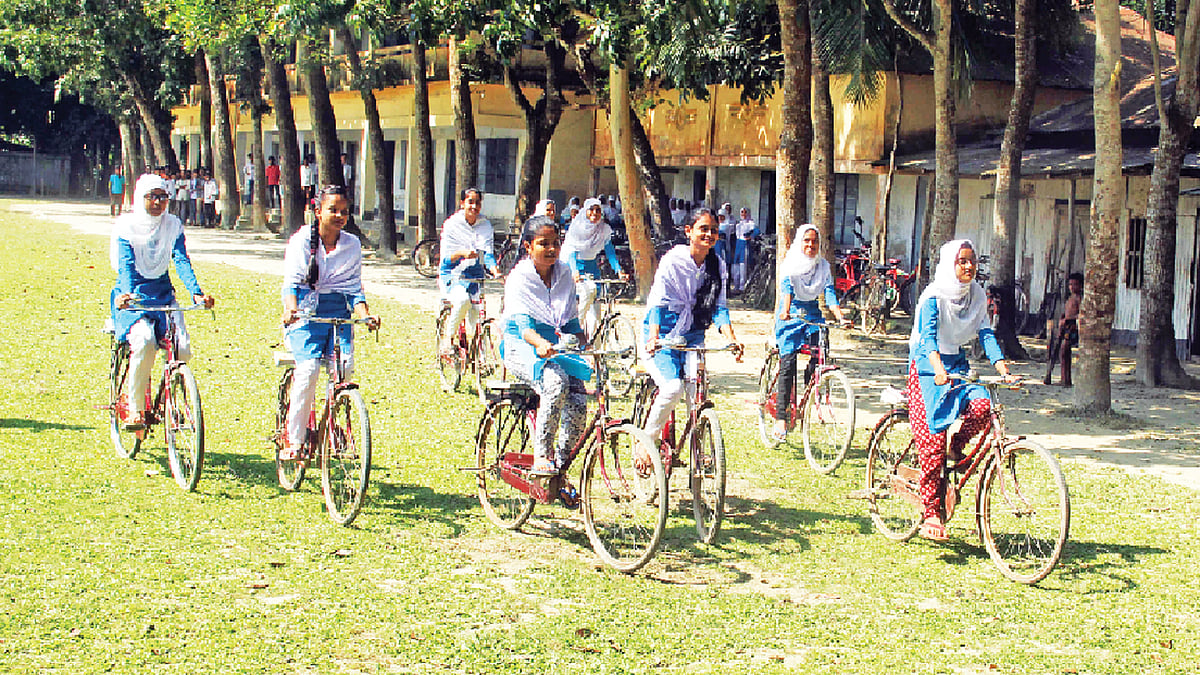 অনেক গ্রামেই মেয়েরা সাইকেল চালিয়ে স্কুলে যাতায়াত করছে। ছবি: প্রথম আলো