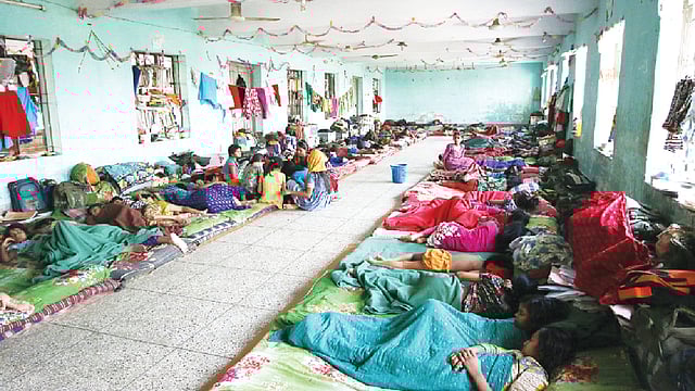 দক্ষিণাঞ্চলে ঘূর্ণিঝড়ের সময় আশ্রয়কেন্দ্রগুলো বহু মানুষের সহায়। ছবি: প্রথম আলো