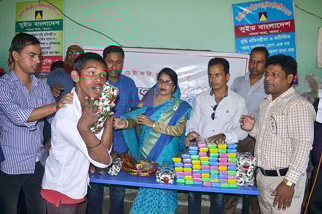 পাবনা প্রতিবন্ধী ও অটিস্টিক বিদ্যালয়ের বিজয়ী শিক্ষার্থীদের হাতে পুরস্কার তুলে দেওয়া হচ্ছে। ছবি: হাসান মাহমুদ