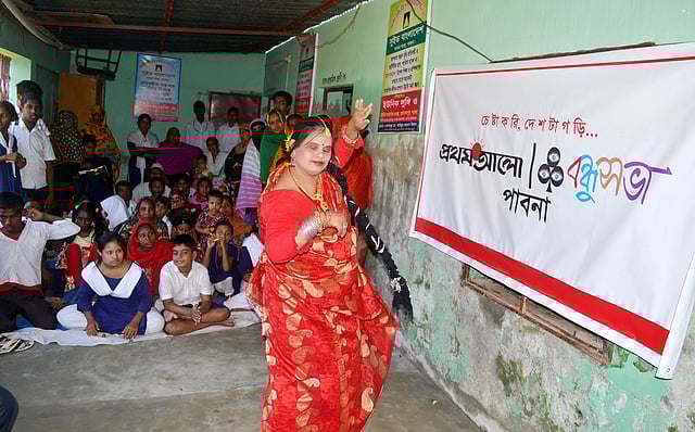 প্রথম আলোর ১৯তম প্রতিষ্ঠাবার্ষিকী উপলক্ষে পাঠক মেলায় নৃত্য পরিবেশন করছে পাবনা প্রতিবন্ধী ও অটিস্টিক বিদ্যালয়ের এই শিক্ষার্থী। ছবি: হাসান মাহমুদ