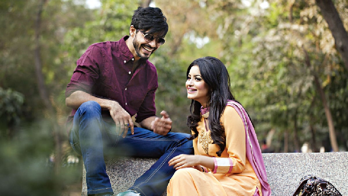 বন্ধুই হোক আর পথচলার সঙ্গীই হোক, পরস্পরের প্রতি থাকতে হবে শ্রদ্ধা। মডেল: রাজ ও নাজিফা, ছবি: অধুনা