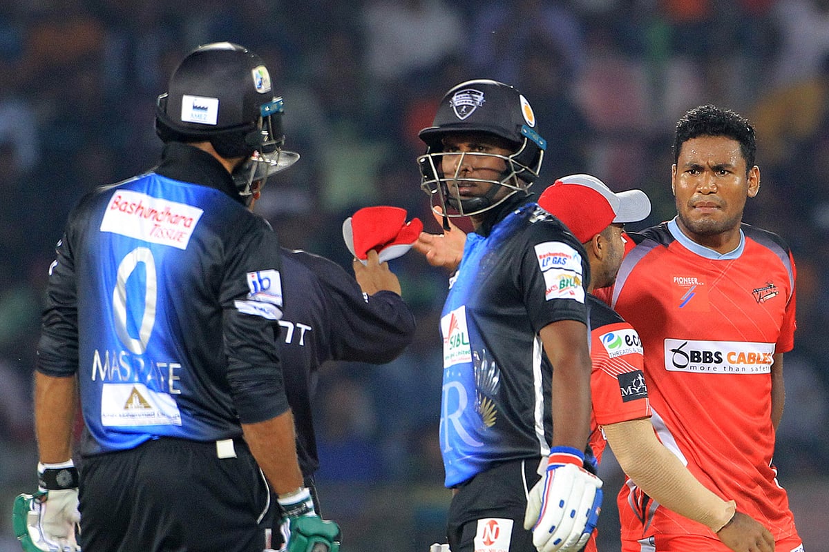 পিচের মধ্যই লেগে গেল মাশরাফি-শুভাশিসের: ছবি: শামসুল হক