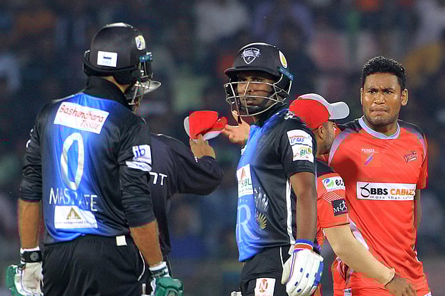 পিচের মধ্যই লেগে গেল মাশরাফি-শুভাশিসের: ছবি: শামসুল হক