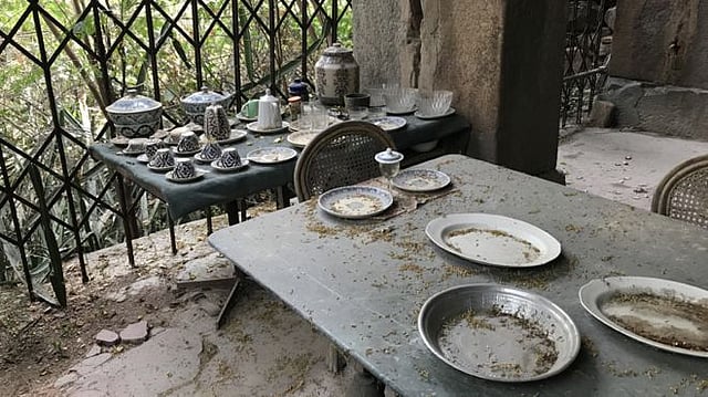 আলী রাজার মা বেগম ওয়ালিয়াত মহলের প্রিয় খাবার টেবিল অযত্নে পড়ে আছে। ছবি: বিবিসির সৌজন্যে