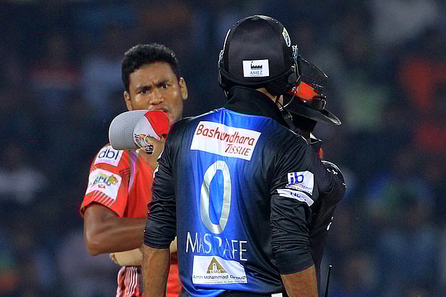 হঠাৎ কেন এত উত্তেজিত হয়ে উঠলেন দুজন? ছবি: শামসুল হক