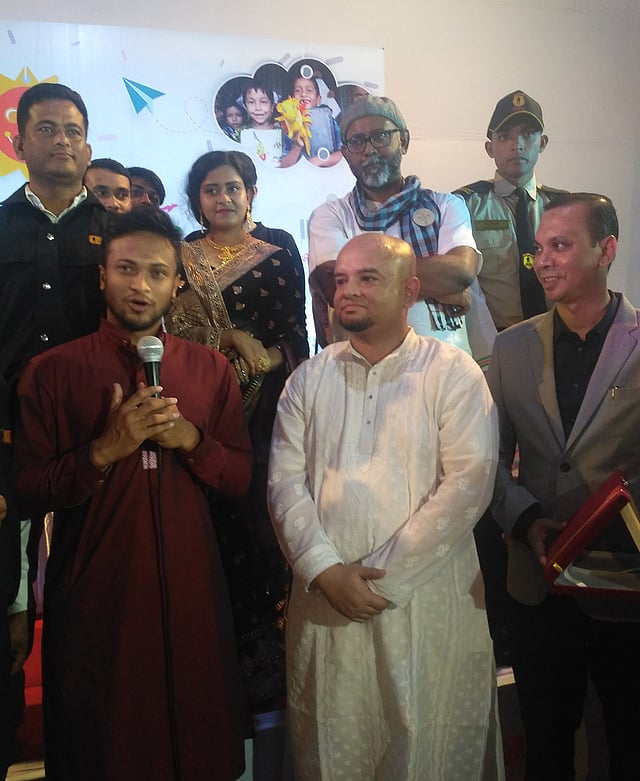 উদ্বোধনী অনুষ্ঠানকে আলোকিত করে রাখেন সাকিব। ছবি: ‘এক্স ক্যাডেটস ফোরাম’