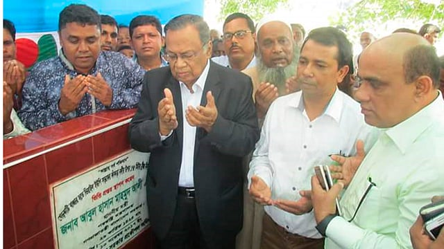 দিনাজপুরের চিরিরবন্দরে ভিয়াইল ইউনিয়নে কাঁকড়া নদীর ওপর সেতু নির্মাণকাজের ভিত্তিপ্রস্তর স্থাপন করেন পররাষ্ট্রমন্ত্রী আবুল হাসান মাহমুদ আলী। ছবি: আলমগীর হোসেন