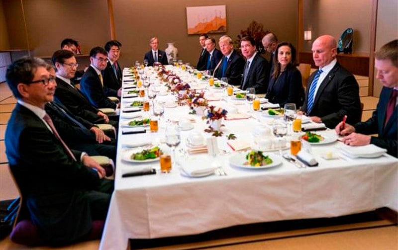 জাপানে রাষ্ট্রীয় ভোজনে ডোনাল্ড ট্রাম্প। ছবি: এএফপি