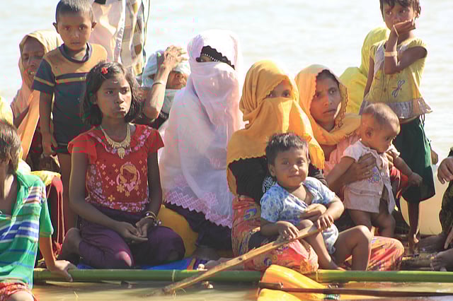 ভেলায় এভাবে ভেসে আসছে রোহিঙ্গারা। ৮ নভেম্বর, টেকনাফ। ছবি: প্রথম আলো।