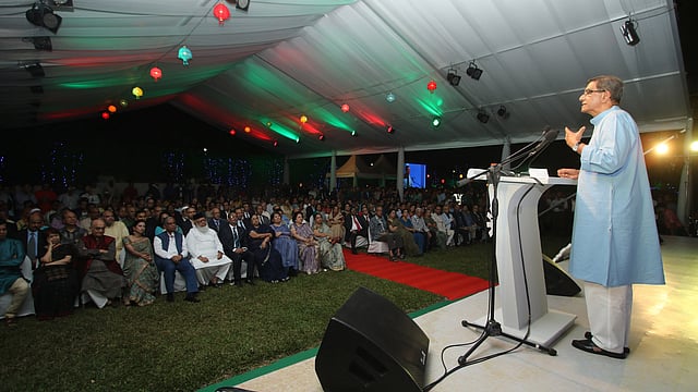 অতিথিদের উদ্দেশ্য বক্তব্য রাখছেন প্রথম আলো সম্পাদক মতিউর রহমান। ছবি: আবদুস সালাম