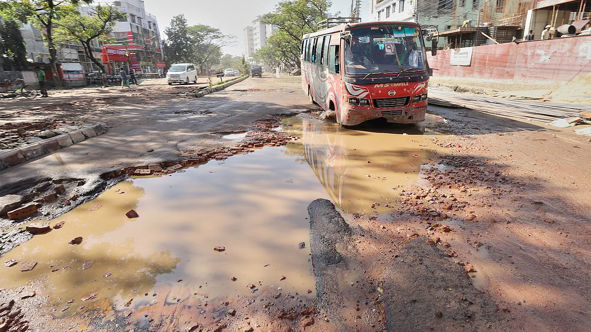 সড়কের গর্তে জমে আছে কাদাপানি। হেলেদুলে চলছে গাড়ি। চট্টগ্রাম নগরের আগ্রাবাদ এক্সেস রোড এখন এমনই বেহাল। ছবিটি গতকাল দুপুরে শান্তিবাগ এলাকা থেকে তোলা l সৌরভ দাশ