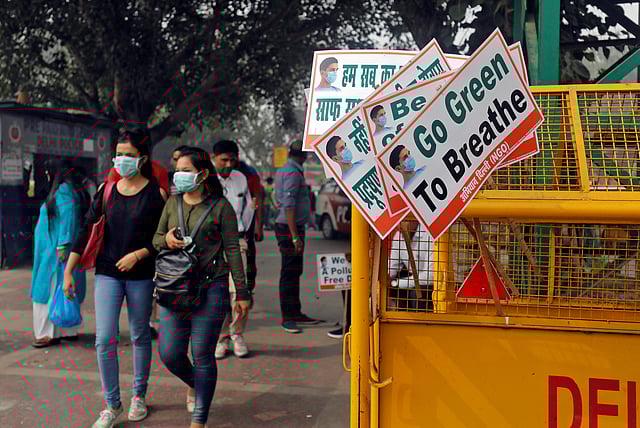 ধোঁয়াশা থেকে বাঁচতে মাস্ক পরে চলাচল। নয়াদিল্লি, ভারত। ছবি: রয়টার্স