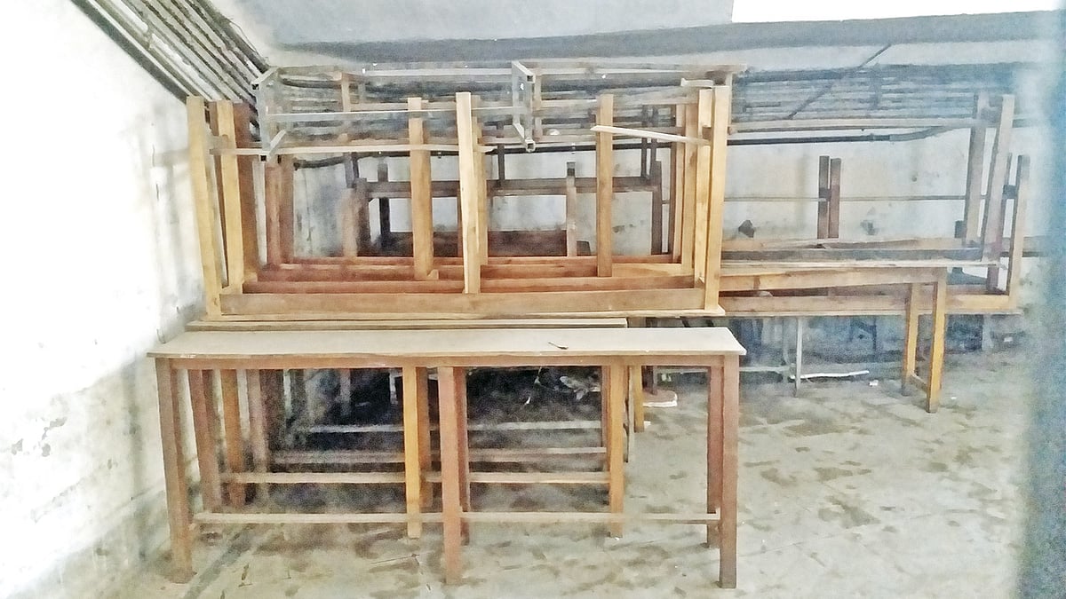 কোচিং–প্রাইভেটের জন্য ব্যবহৃত ধানমন্ডি গভ: বয়েজ হাইস্কুলের কিছু শিক্ষকের ফেরত দেওয়া চেয়ার–টেবিলগুলো স্কুলের ভেতরে রাখা হয়েছে। ছবিটি গত রোববার তোলা l প্রথম আলো