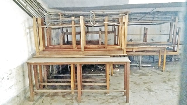 কোচিং–প্রাইভেটের জন্য ব্যবহৃত ধানমন্ডি গভ: বয়েজ হাইস্কুলের কিছু শিক্ষকের ফেরত দেওয়া চেয়ার–টেবিলগুলো স্কুলের ভেতরে রাখা হয়েছে। ছবিটি গত রোববার তোলা l প্রথম আলো
