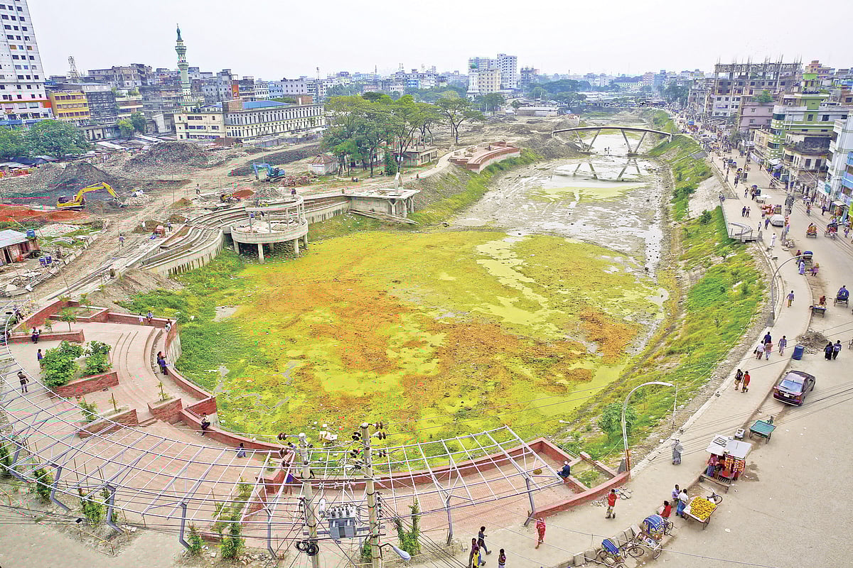 নারায়ণগঞ্জ শহরের জিমখানা লেক সংস্কার করে বিনোদন কেন্দ্র হিসেবে গড়ে তোলা হচ্ছে। আগামী জানুয়ারিতে আনুষ্ঠানিকভাবে এর উদ্বোধন করা হবে l ছবি: হাসান রাজা