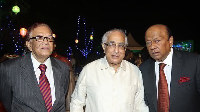 সাবেক সেনাপ্রধান মাহবুবুর রহমান, অধ্যাপক জামিলুর রেজা চৌধুরী ও ট্রান্সকম গ্রুপের চেয়ারম্যান লতিফুর রহমান। ছবি: আবদুস সালাম