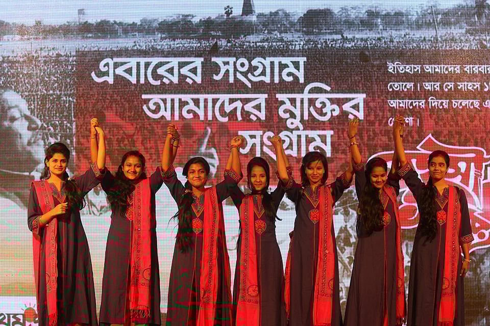 প্রথম আলোর এবারের প্রতিষ্ঠাবার্ষিকীর স্লোগান ‘সাহসী ১৯ বছর’। একের পর এক বাল্যবিবাহ ঠেকিয়ে সাহসিকতার প্রমাণ রাখা ময়মনসিংহের নান্দাইলের ‘ঘাসফুল’ সংগঠনের সাত সাহসী প্রথম আলোর প্রীতিসম্মিলনে উপস্থিত হয়। তাদের সাহসিকতা নিয়ে নির্মিত একটি প্রামাণ্যচিত্রও অনুষ্ঠানে দেখানো হয়। ছবি: আবদুস সালাম