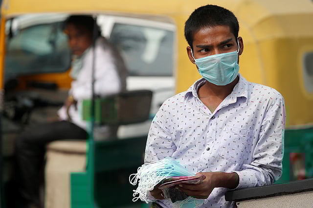 বাতাসে ধুলা ও ধোঁয়ার মাত্রা আশঙ্কাজনক হারে বেড়ে গেছে। সুরক্ষার জন্য মাস্ক পরছেন সবাই। সেই মাস্ক বিক্রি করতে নেমেছেন এক কিশোর। নয়াদিল্লি, ভারত। ছবি: রয়টার্স