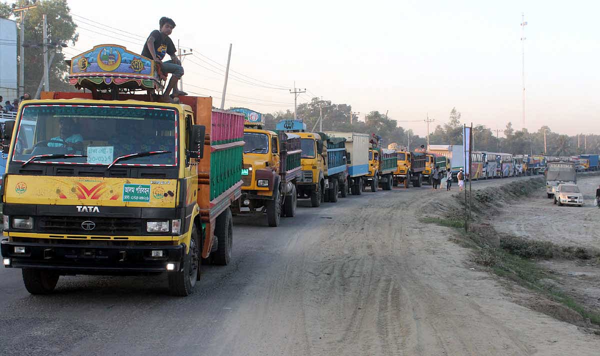 ঢাকা-টাঙ্গাইল-বঙ্গবন্ধু সেতু মহাসড়কের বিভিন্ন স্থানে যানজটের সৃষ্টি হয়। টাঙ্গাইল শহর-সংলগ্ন রাবনা বাইপাস, টাঙ্গাইল, ১০ নভেম্বর। ছবি: প্রথম আলো