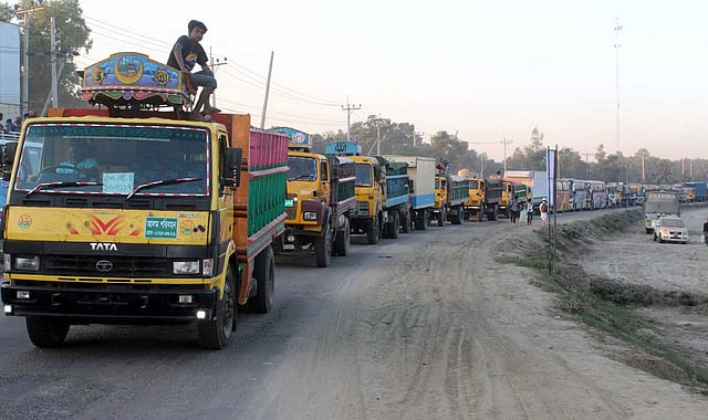 ঢাকা-টাঙ্গাইল-বঙ্গবন্ধু সেতু মহাসড়কের বিভিন্ন স্থানে যানজটের সৃষ্টি হয়। টাঙ্গাইল শহর-সংলগ্ন রাবনা বাইপাস, টাঙ্গাইল, ১০ নভেম্বর। ছবি: প্রথম আলো