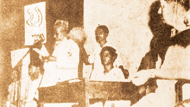 কাগমারী সম্মেলনে ভাষণ িদচ্ছেন মওলানা ভাসানী, পাশে বসা সোহরাওয়ার্দী। ছবি: সংগৃহীত