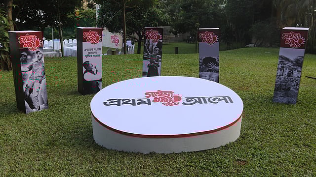 প্রথম আলোর ১৯তম প্রতিষ্ঠাবার্ষিকী উপলক্ষে শুক্রবার রাজধানীর সোনারগাঁও হোটেলে প্রীতিসম্মিলনের আয়োজন করা হয়। অনুষ্ঠান প্রাঙ্গণের সুসজ্জিত একাংশ। ছবি: আবদুস সালাম