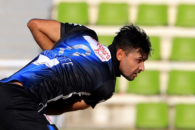 কিপটে বোলিংয়ের পাশাপাশি উইকেটও পাচ্ছেন অধিনায়ক মাশরাফি। ছবি: প্রথম আলো