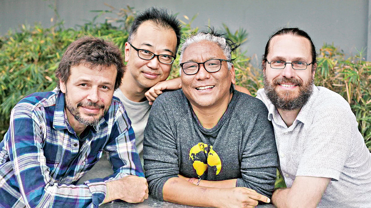 ‘টিবেটটুটিম্বাকটু’ দলের শিল্পী মার্চেলো মিলানি, ট্যারো টেরাহারা, তেনজিন চোয়েগাল ও শেন ফ্লিনডেন l ছবি: খালেদ সরকার