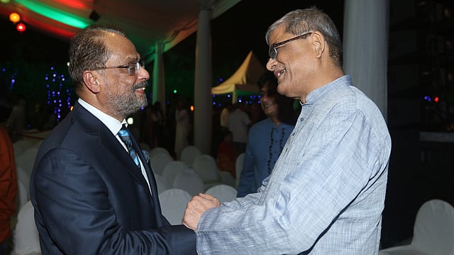 প্রীতিসম্মিলনে জাতীয় পার্টির প্রেসিডিয়াম সদস্য জিএম কাদের ও বিএনপির মহাসচিব মির্জা ফখরুল আলমগীর। ছবি: আবদুস সালাম