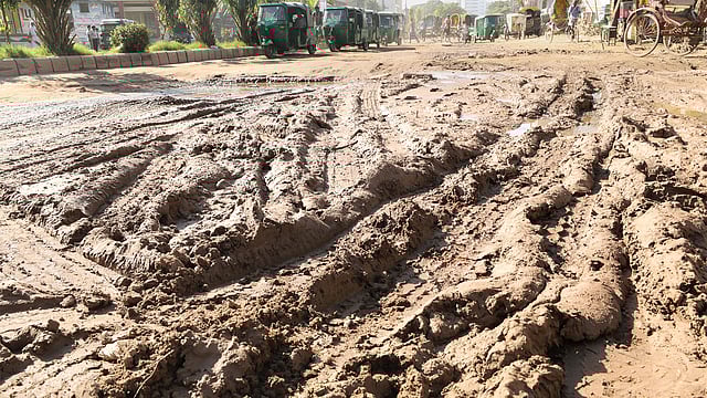 বেপারিপাড়ায় সড়ক যেন চষা জমি! কাদা মাড়িয়ে চলছে গাড়ি। গতকাল দুপুরে তোলা ছবি l প্রথম আলো