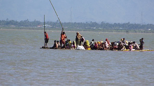 ভেলায় এভাবে ভেসে আসছে রোহিঙ্গারা। ৮ নভেম্বর, টেকনাফ। ছবি: প্রথম আলো।