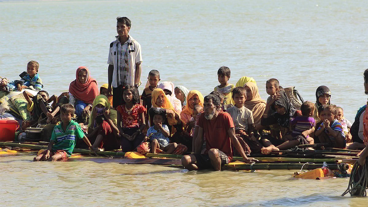 ভেলায় এভাবে ভেসে আসছে রোহিঙ্গারা। ৮ নভেম্বর, টেকনাফ। ছবি: প্রথম আলো।