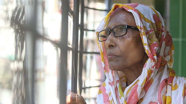 ৩০ বছর পরও মা মরিয়ম বেগমের স্মৃতিতে অমলিন ছেলে শহীদ নূর হোসেন। দারুস সালাম, ঢাকা, ৭ নভেম্বর। ছবি: আবদুস সালাম