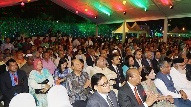 প্রথম আলোর প্রীতিসম্মিলন অনুষ্ঠানে যোগ দেন বিশিষ্টজনেরা। ছবি: আবদুস সালাম