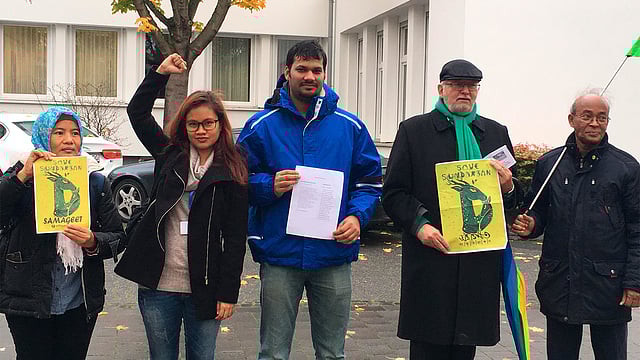 বাংলাদেশী শিক্ষার্থীদের মানববন্ধনে অংশ নিয়েছেন অন্য দেশের পরিবেশবাদীরা। ছবি: সরাফ আহমেদ