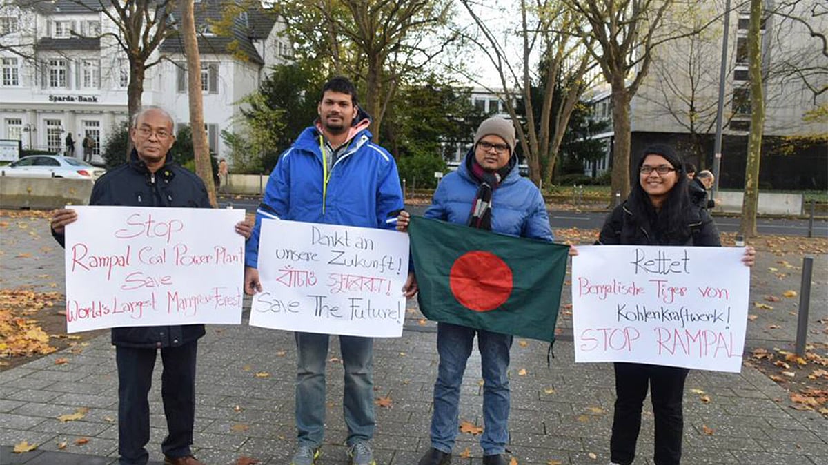 জার্মানির বন শহরে জাতিসংঘ ক্যাম্পাস এলাকায় বাংলাদেশের রামপালে কয়লাভিত্তিক বিদ্যুৎকেন্দ্র নির্মাণ বন্ধের দাবিতে মানববন্ধন কর্মসূচি পালন করেন বাংলাদেশি শিক্ষার্থীরা। ছবি: সরাফ আহমেদ
