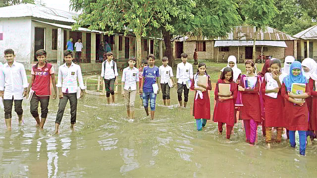 বড়াইগ্রামের রয়না ভরট সরকারবাড়ি উচ্চবিদ্যালয়ের মাঠটি পানিতে ডুবে আছে। সম্প্রতি তোলা ছবি l প্রথম আলো